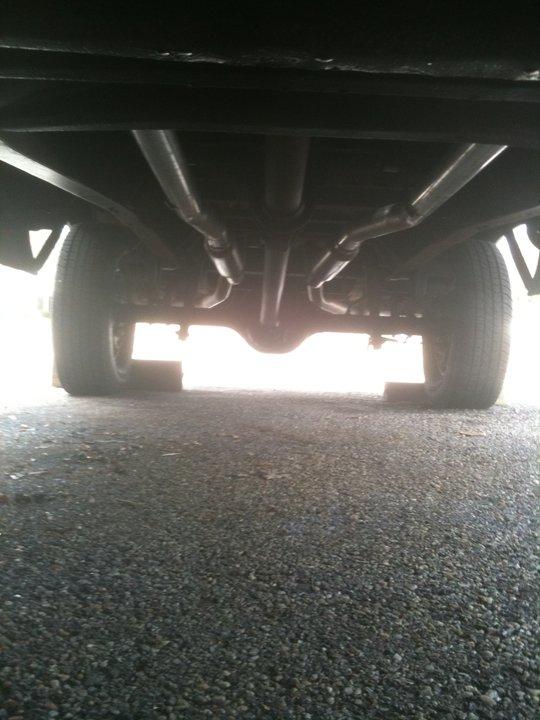 2.5" dual exhaust with glass packs. no cats 