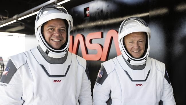 bob_doug_nasa.jpg.61b636fdd990cc048b9b6d8cbbde523b.jpg