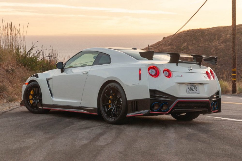 2020-nissan-gt-r_100736669_l.jpg