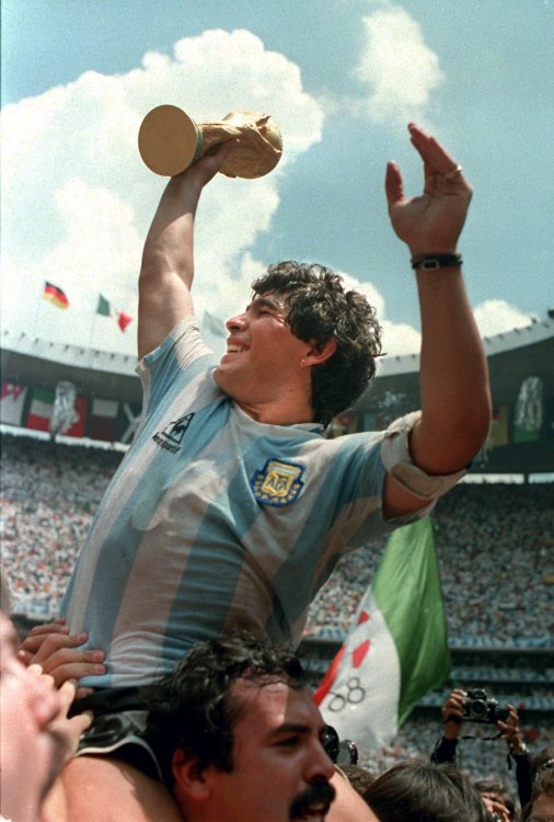 Maradona.thumb.jpeg.2fa710797c4471431b977528125181d8.jpeg